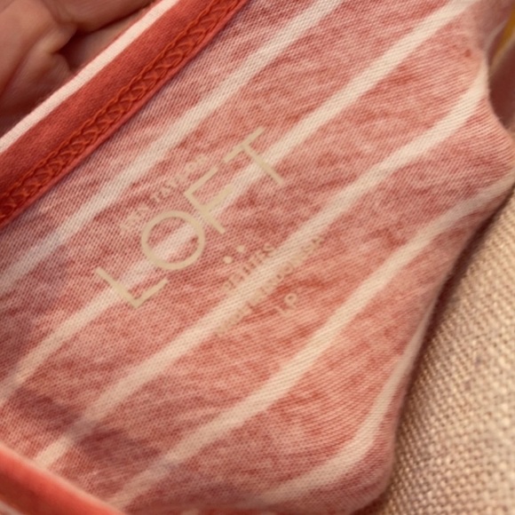 💜 5 for $25 or 3 for $18 loft peach and white striped sleeveless top - Picture 5 of 6